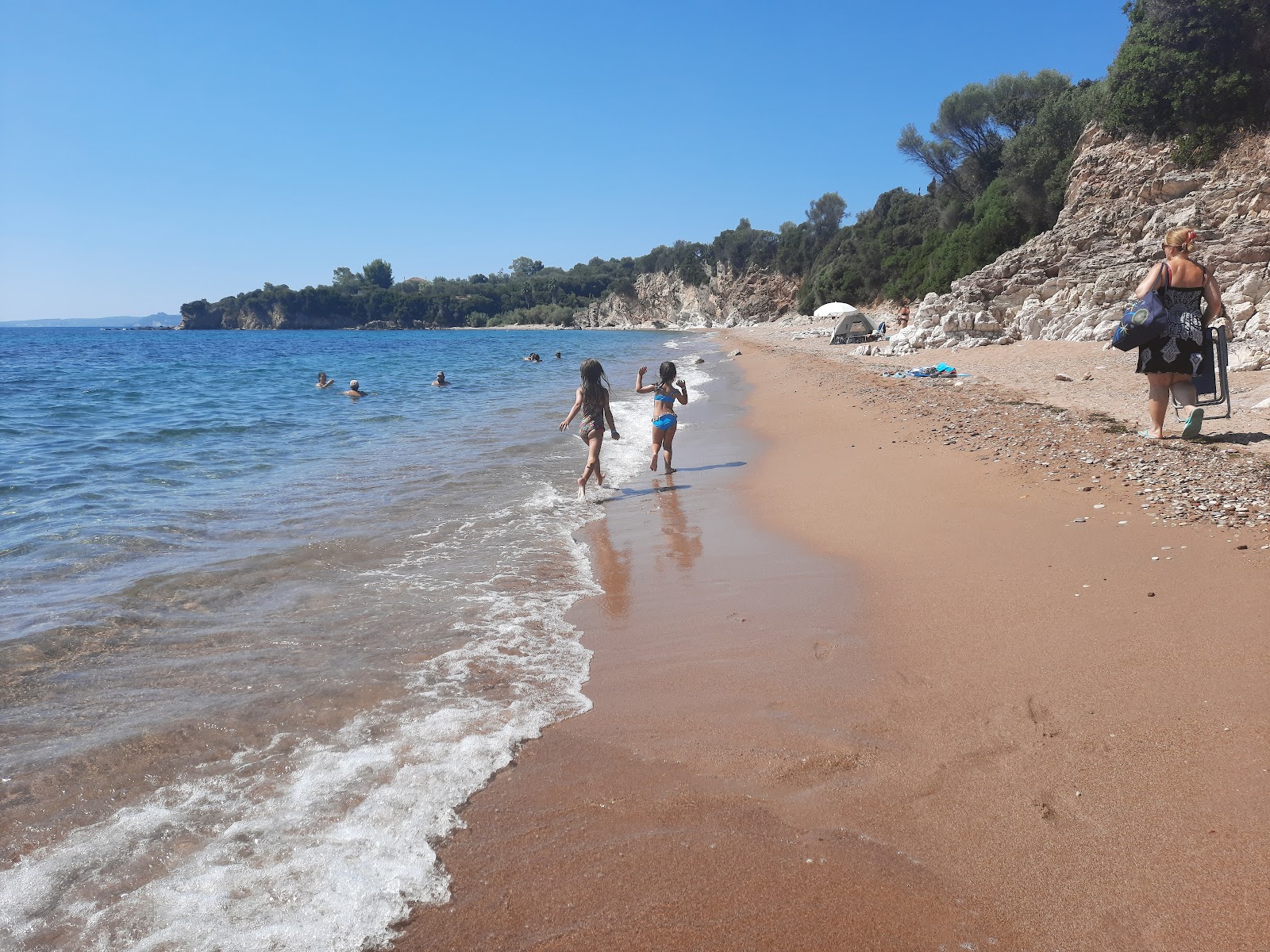 Turtle beach'in fotoğrafı geniş bir kıyı şeridi ile birlikte
