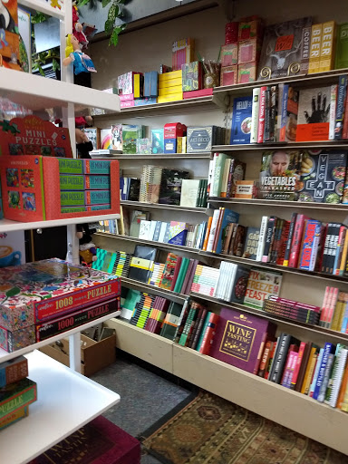 Book Store «Riverwalk Books», reviews and photos, 116 E Woodin Ave, Chelan, WA 98816, USA