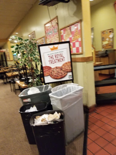 Pizza Restaurant «Round Table Pizza», reviews and photos, 128 Woodside Rd, Redwood City, CA 94061, USA