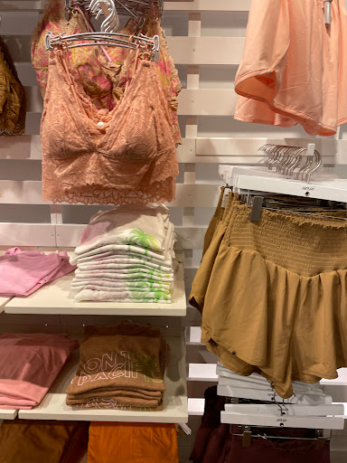 Clothing Store «AEO & Aerie Store», reviews and photos, 825 Dulaney Valley Rd #116, Towson, MD 21204, USA