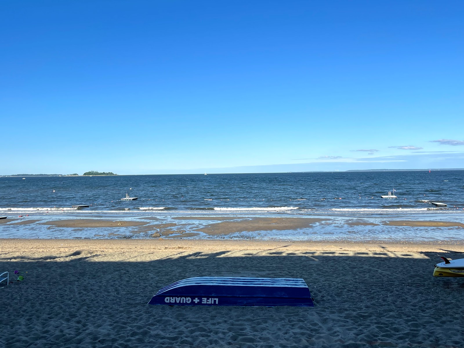 Valokuva Westchester Beachista. pinnalla sininen vesi:n kanssa