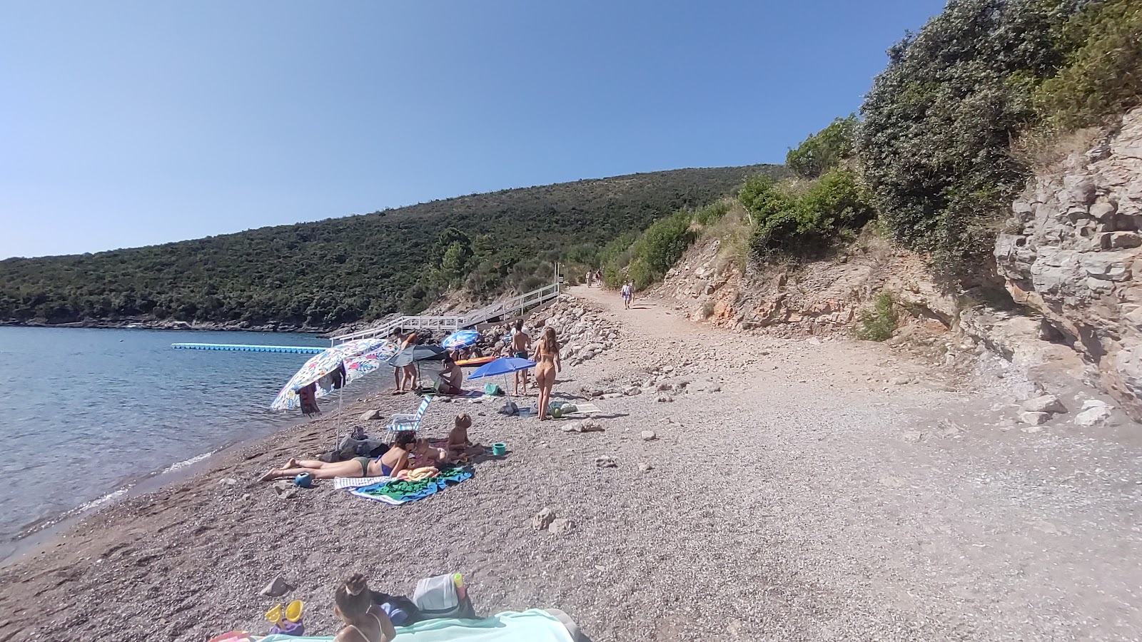 Velja Spila Beach'in fotoğrafı uçurumlarla desteklenmiş