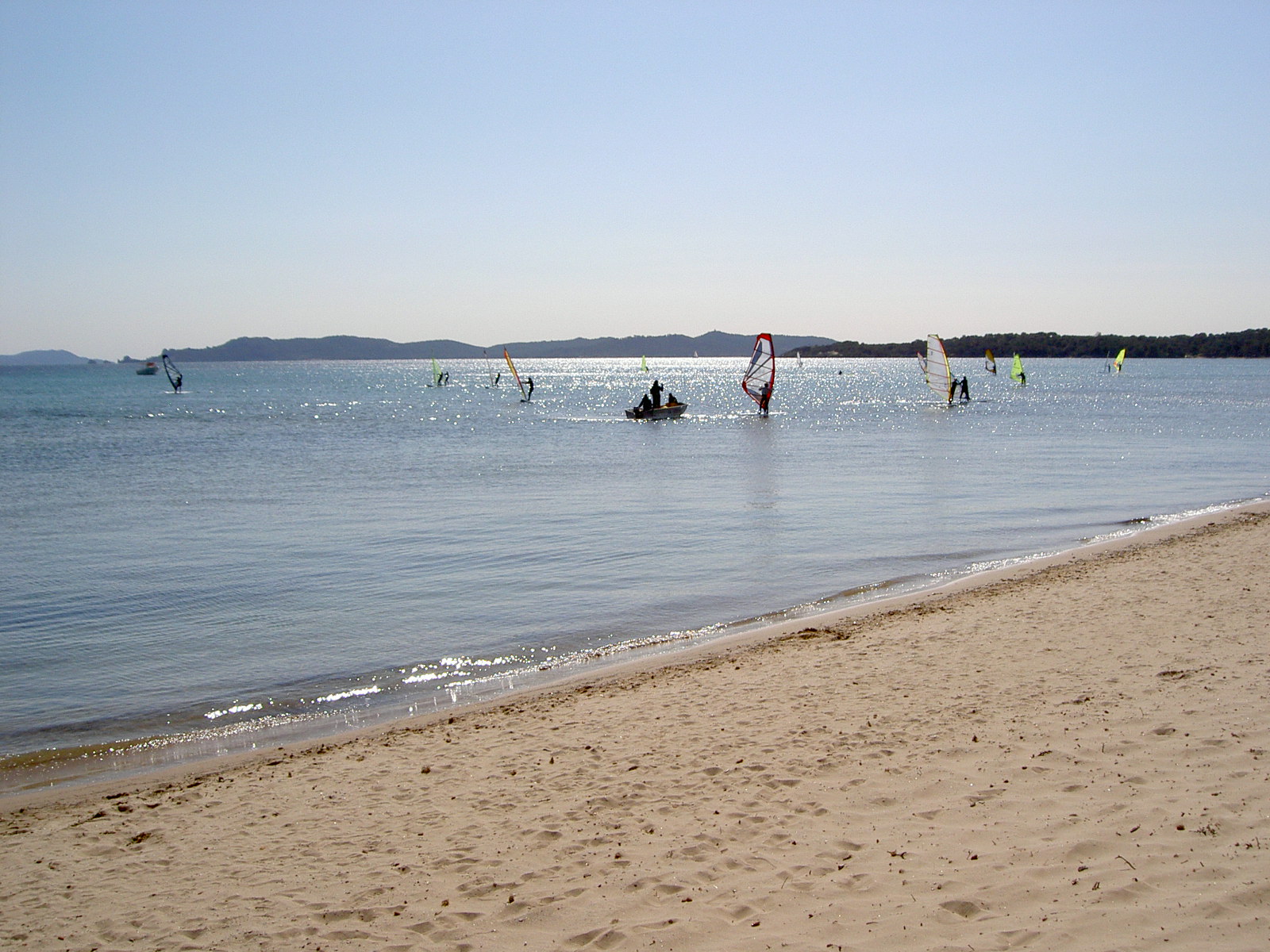Foto de Belturon beach con arena beige superficie