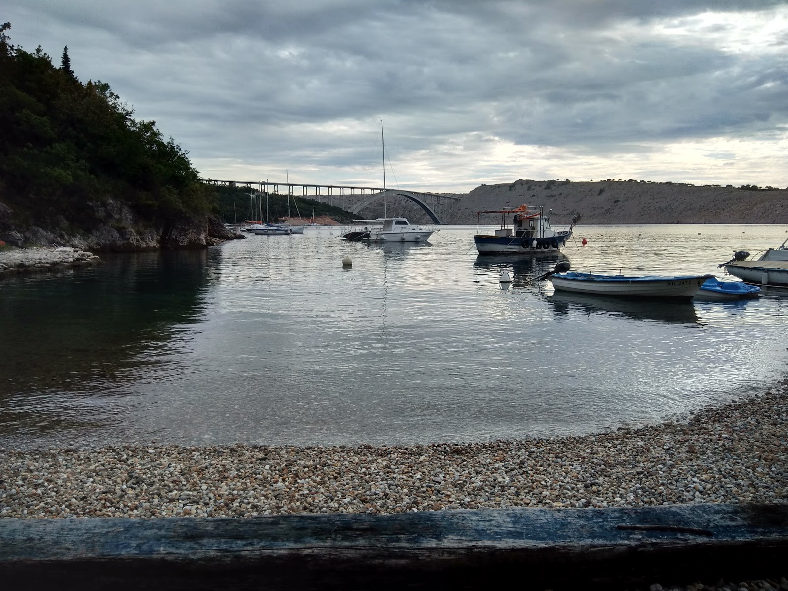 Foto von Uvala Scott beach mit kleine, braune kiesel Oberfläche