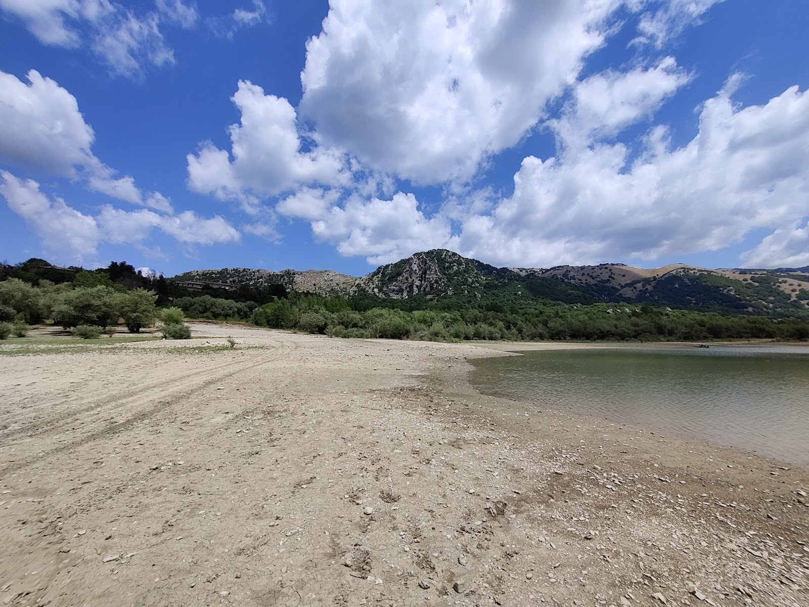 Fotografie cu Spiaggia de Lago di Gallo cu o suprafață de nisip ușor și pietricel