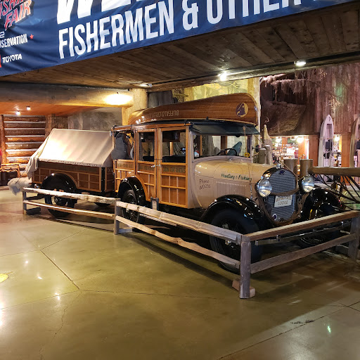 Sporting Goods Store «Bass Pro Shops», reviews and photos, 1935 S Campbell Ave, Springfield, MO 65807, USA