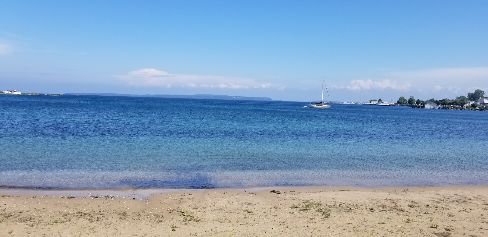 Foto van Kiwanis Beach met een rechte kustlijn