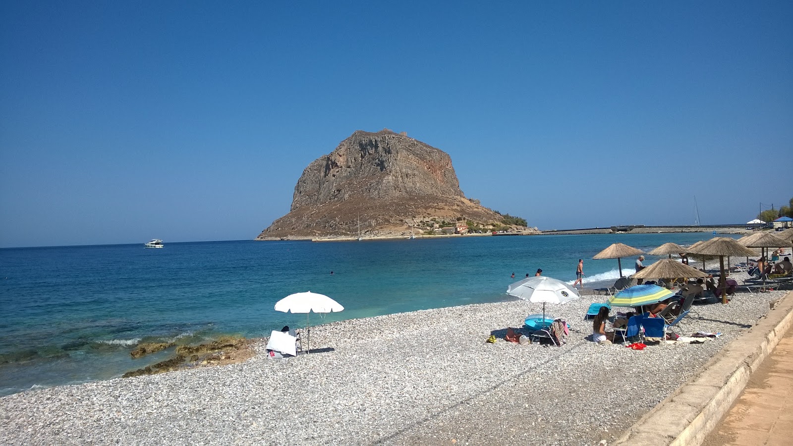 Photo de Monemvasia beach avec plage spacieuse