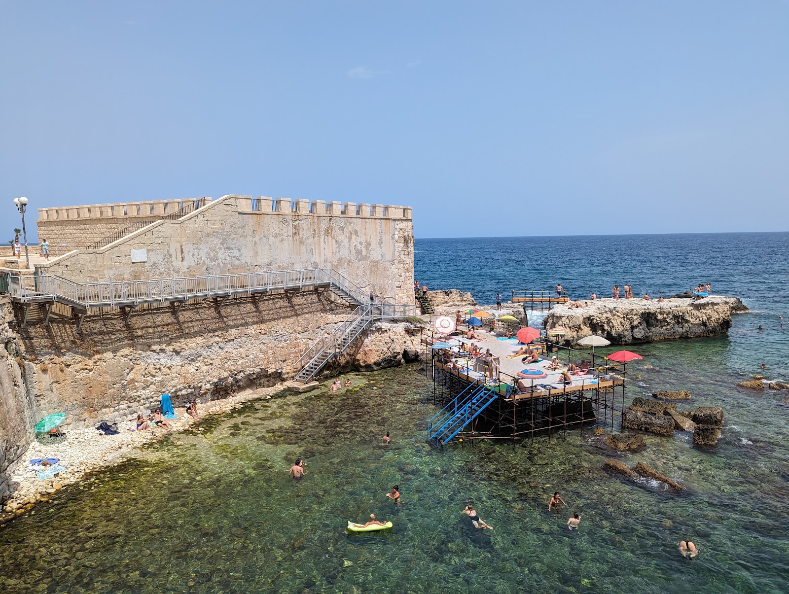 Foto di Spiaggia Diana nel Forte con una superficie del superficie in cemento pavimentata