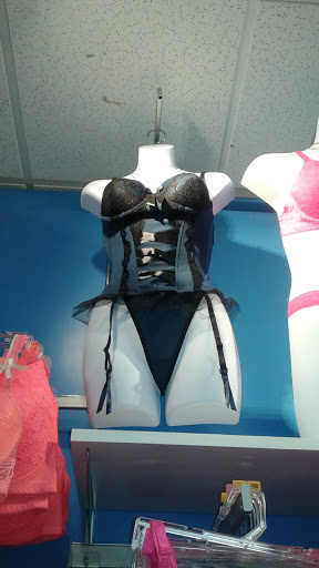 Shopping Mall «Foothill Square Shopping Center», reviews and photos, 10700 MacArthur Blvd #200, Oakland, CA 94605, USA