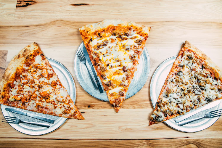 #4 best pizza place in Orlando - Lazy Moon Pizza