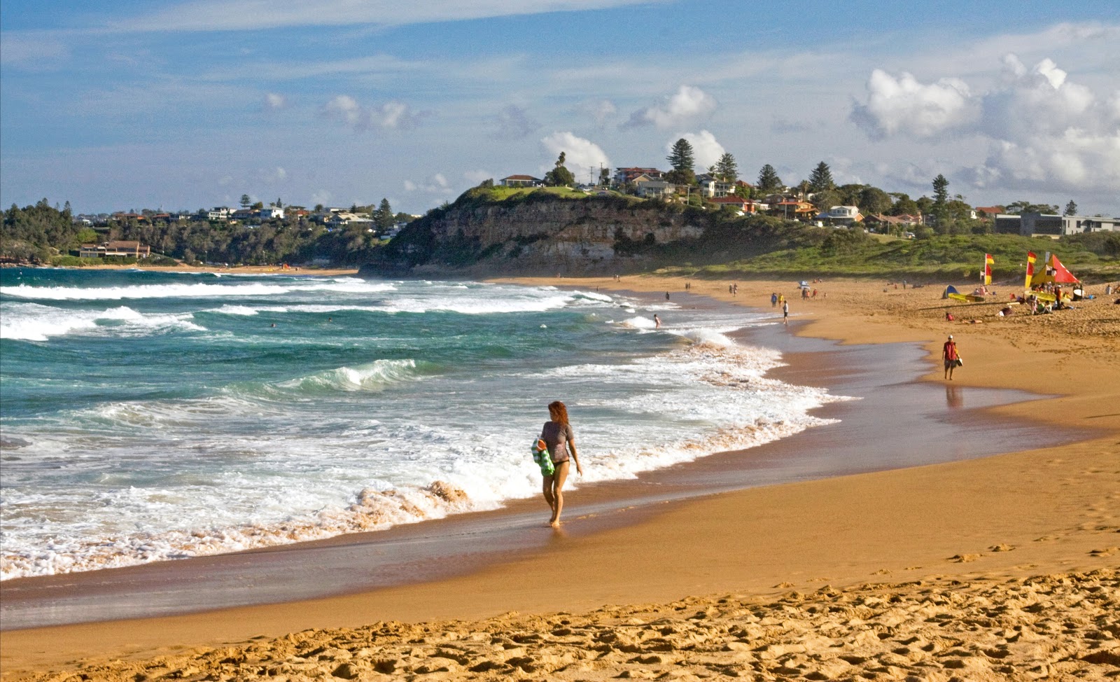 Foto av Mona Vale Beach med beige sand yta