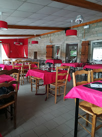 Atmosphère du Restaurant français La Guinguette du port à Vésines - n°2