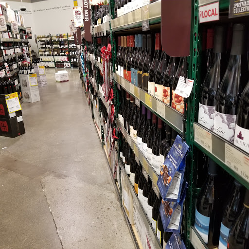 Shopping Mall «Powell Street Plaza Shopping Center», reviews and photos, 5795 Christie Ave, Emeryville, CA 94608, USA