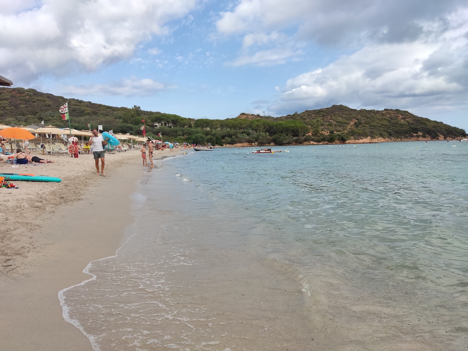 Fotografie cu Spiaggia Lu Postu cu o suprafață de apa pură turcoaz