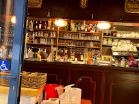Atmosphère du Restaurant français La Taverne à Lion-sur-Mer - n°1