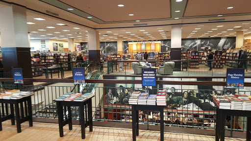Book Store «Barnes and Noble», reviews and photos, 2500 N Mayfair Rd, Milwaukee, WI 53226, USA