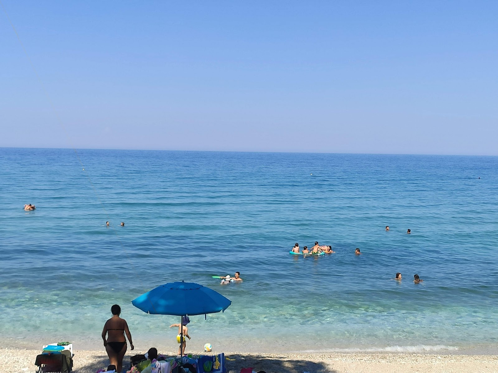 Photo de Kamari beach situé dans une zone naturelle