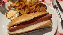 Hot-dog du Restaurant de hamburgers Schwartz's Deli à Paris - n°2