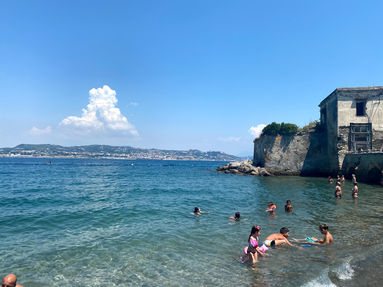 Foto av Spiaggia del Castello di Baia strandortområde