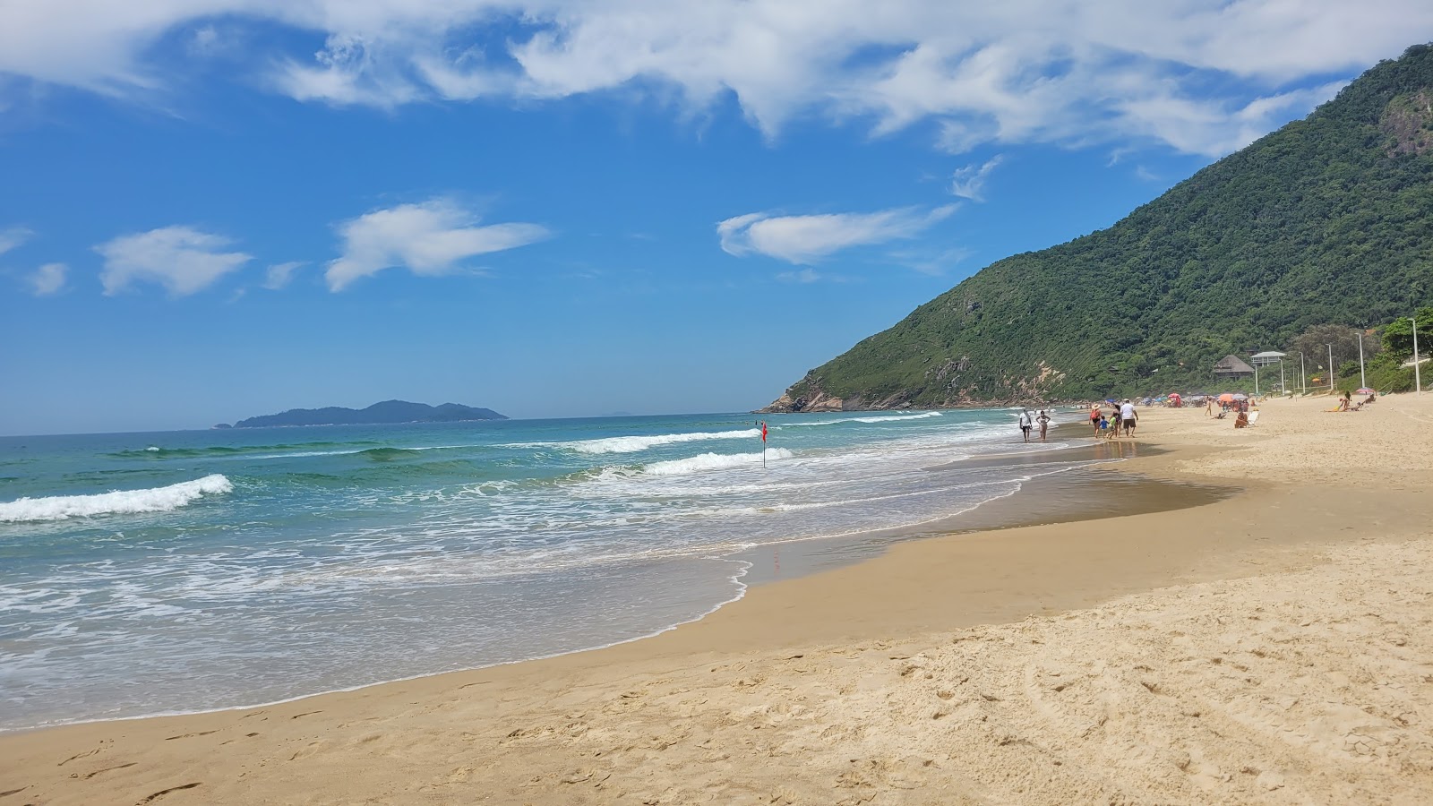 Foto di Spiaggia di Rio das Pacas con una superficie del sabbia luminosa