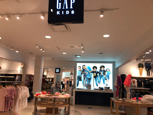 Clothing Store «Gap», reviews and photos, 6121 Fashion Dr, Nanuet, NY 10954, USA