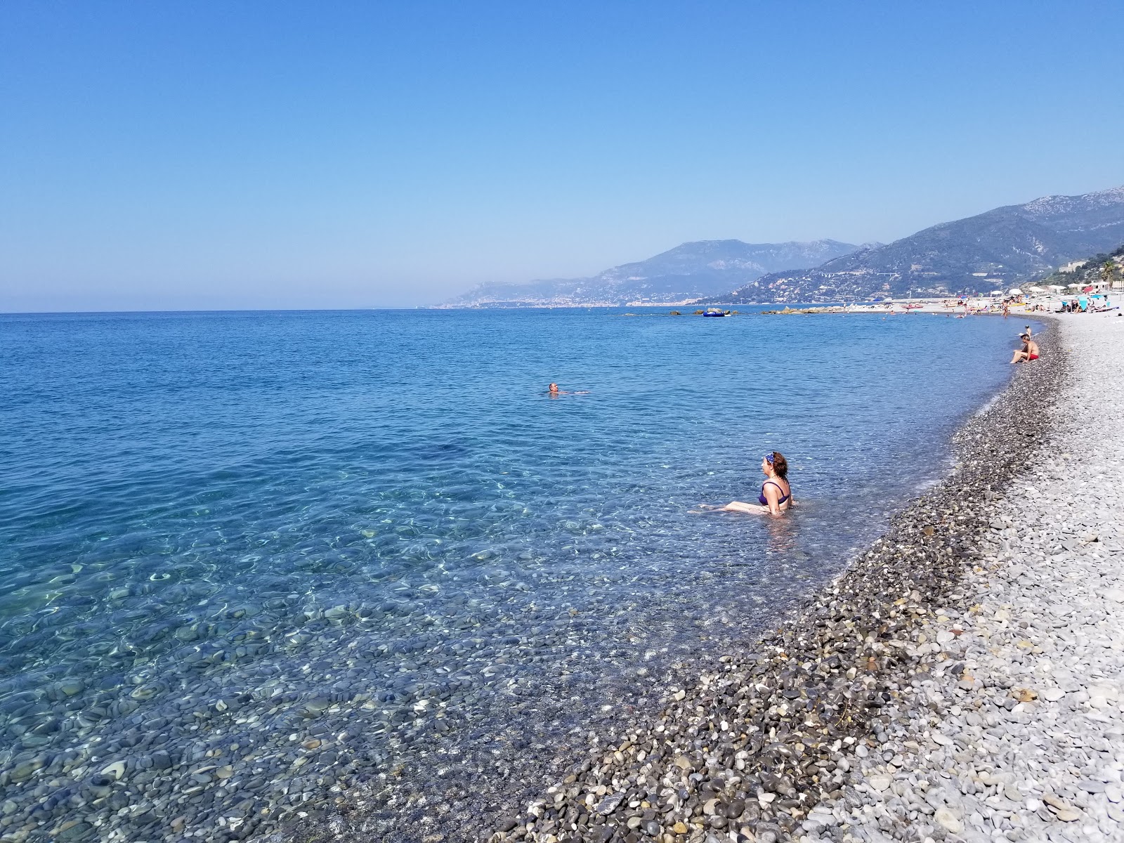 Fotografija Spiaggia Ventimiglia z sivi kamenček površino