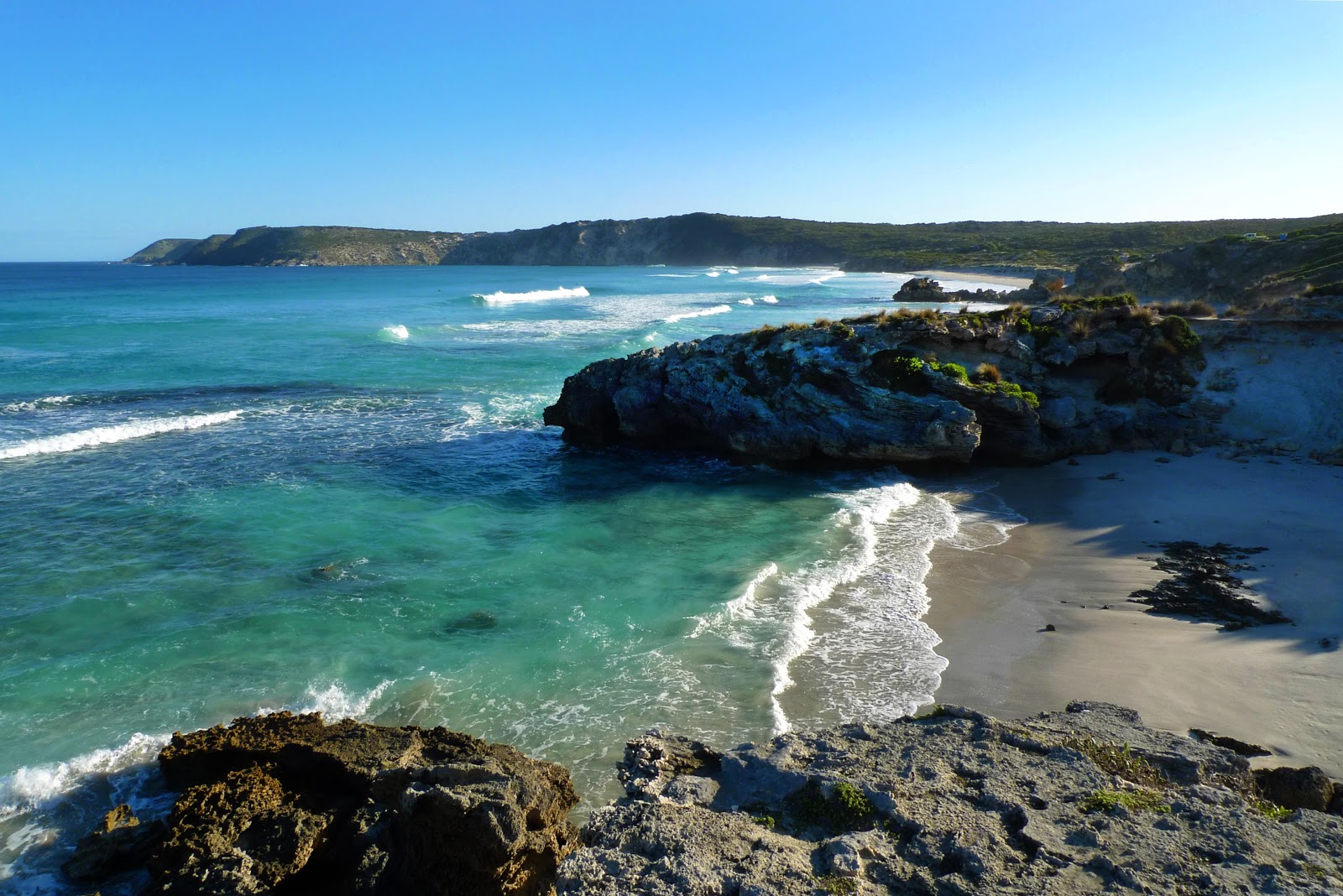 Foto av Pennington Bay Beach omgiven av berg