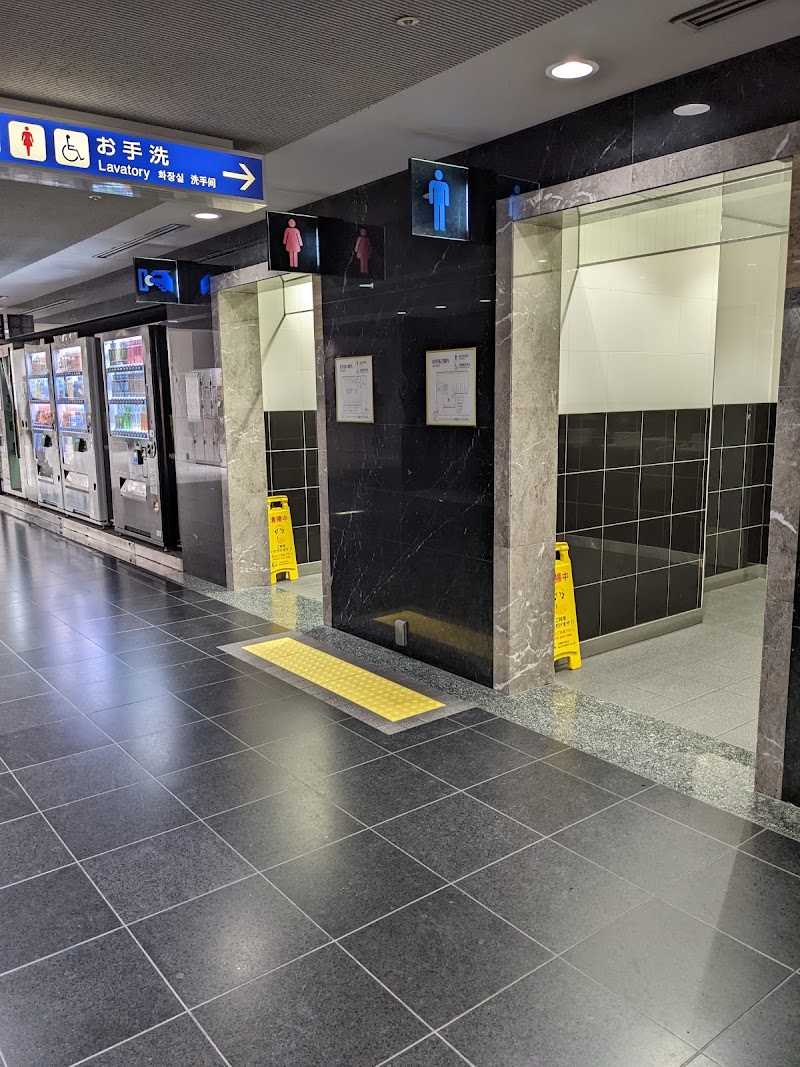 京都駅地下1階コンコース 多機能トイレ