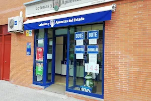 Administración De Loterías La 100 De Sevilla image