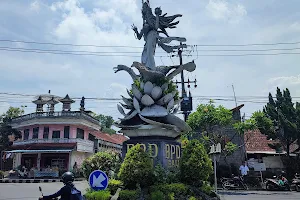 Simpang Lima Klungkung, Patung Saraswati image