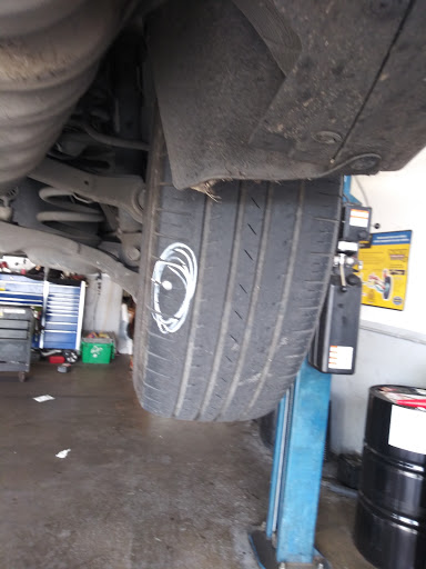 Tire Shop «Discount Tire Centers - Fresno, CA», reviews and photos, 6615 N Blackstone Ave, Fresno, CA 93710, USA