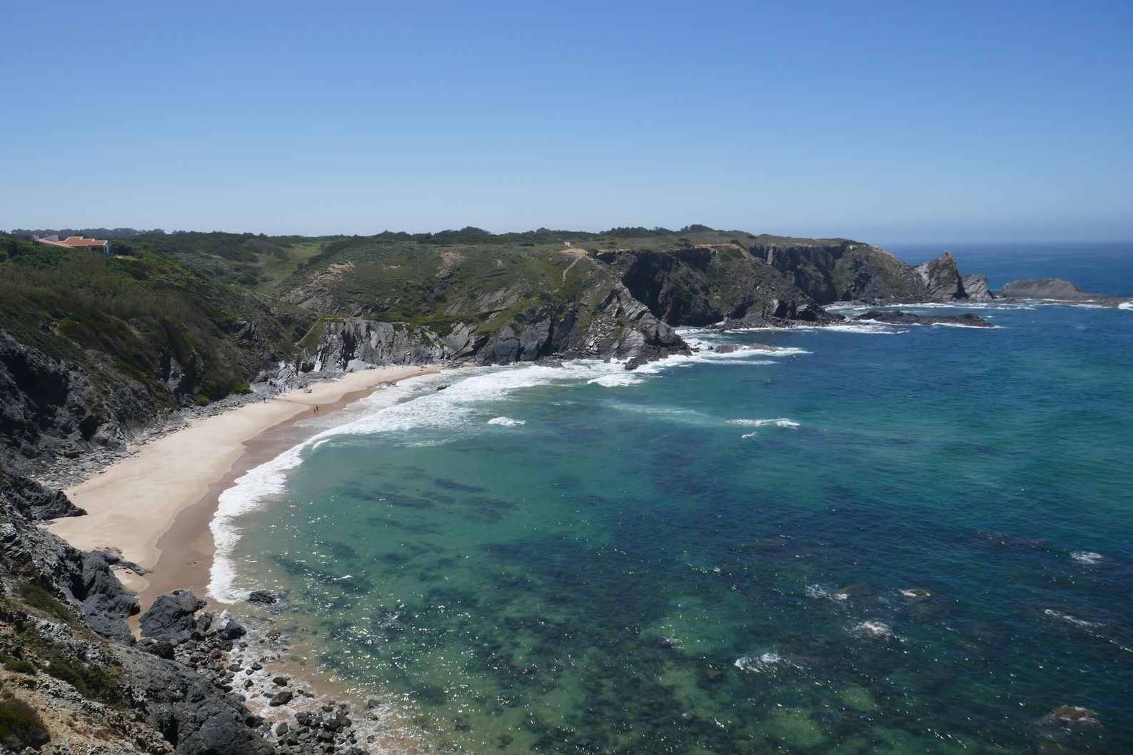 Foto von Praia da Amalia und seine wunderschöne Landschaft