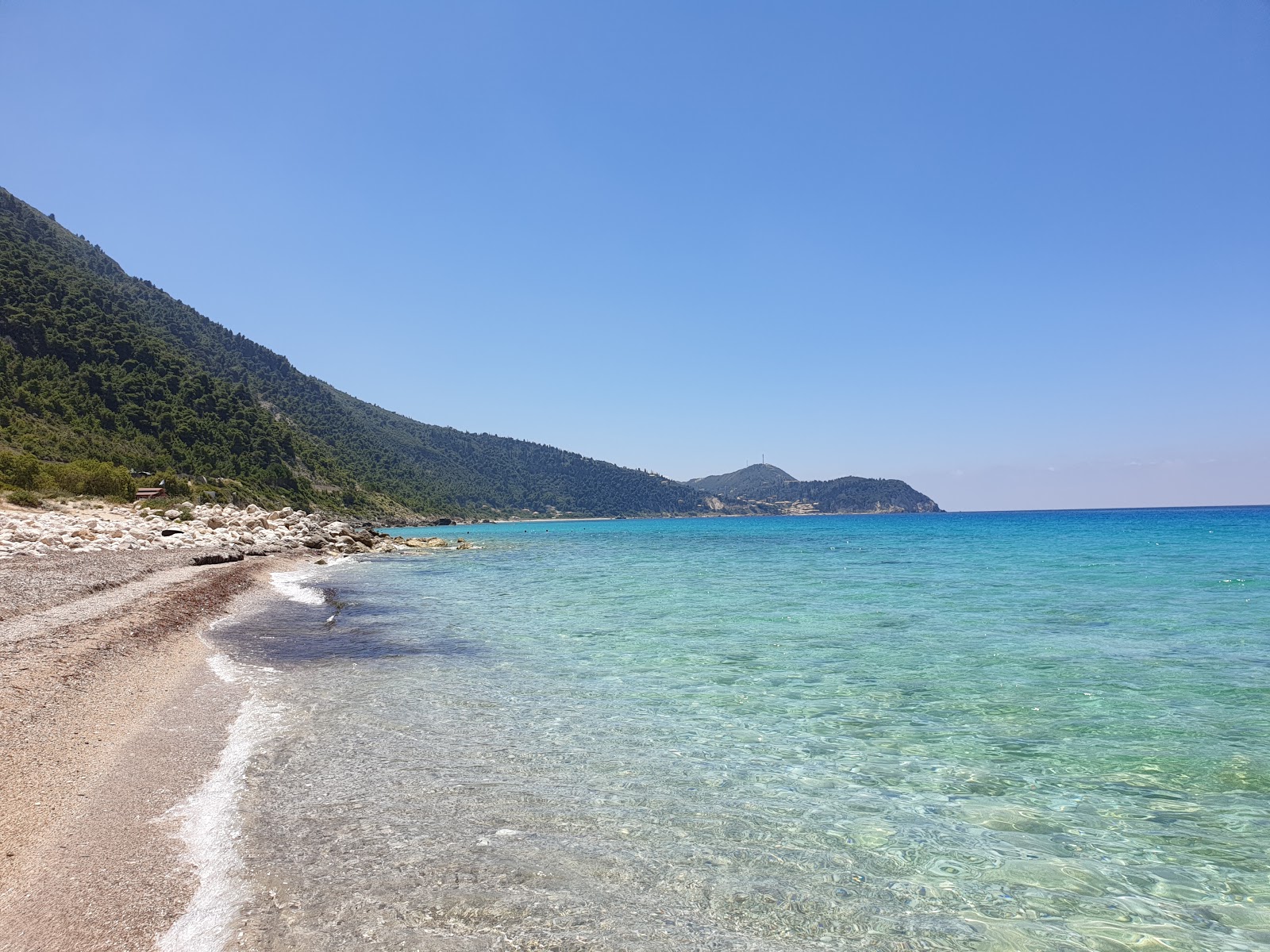 Foto von Pefkoulia Beach und die siedlung