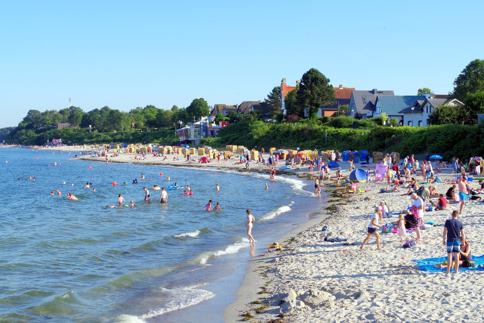 Foto di Schilksee Strandbad con una superficie del sabbia beige
