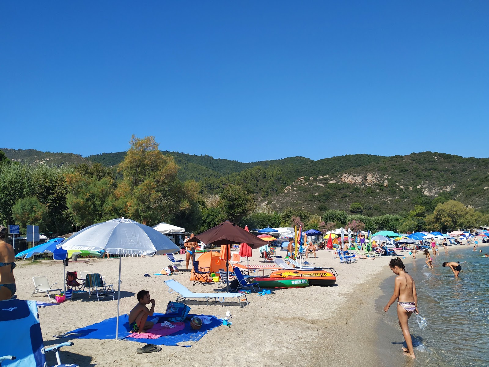 Photo de Paralia Armenistis - endroit populaire parmi les connaisseurs de la détente