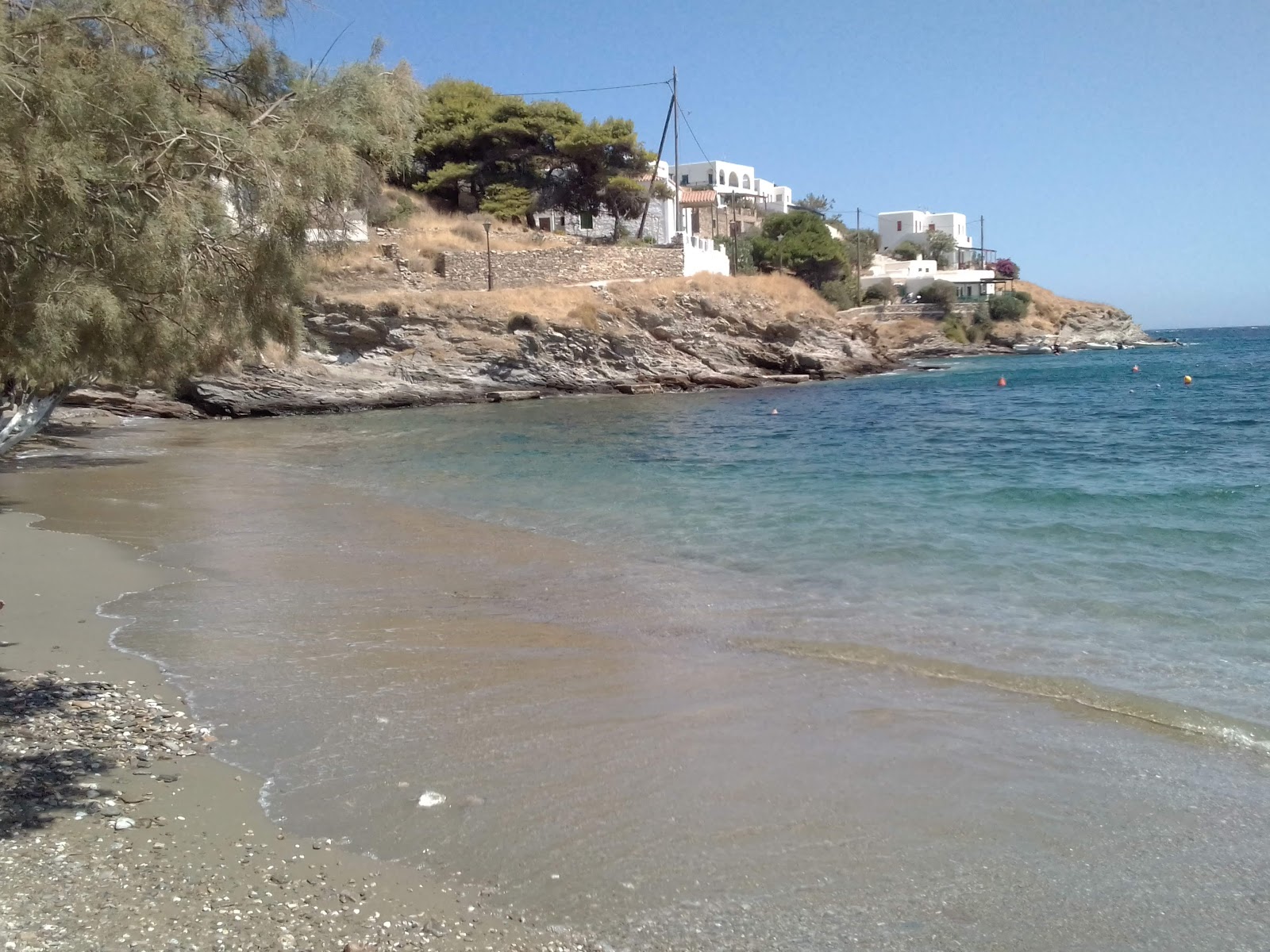 Foto von Sxoinari beach von Klippen umgeben