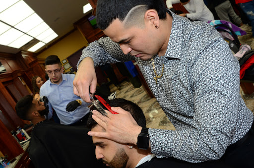 Barber Shop «Famous Fadez Schaumburg», reviews and photos, 853 E Algonquin Rd, Schaumburg, IL 60173, USA
