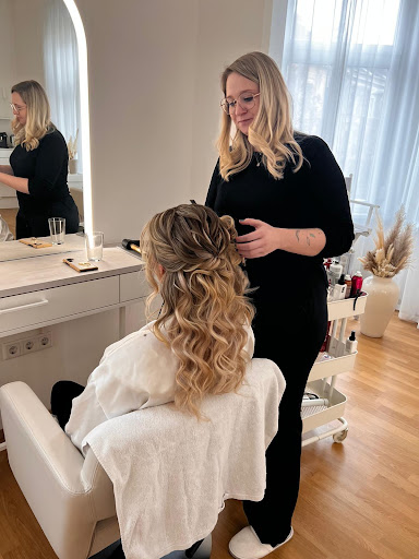 Haarmalerei Laura Mühlböck In Eschenau im Hausruckkreis