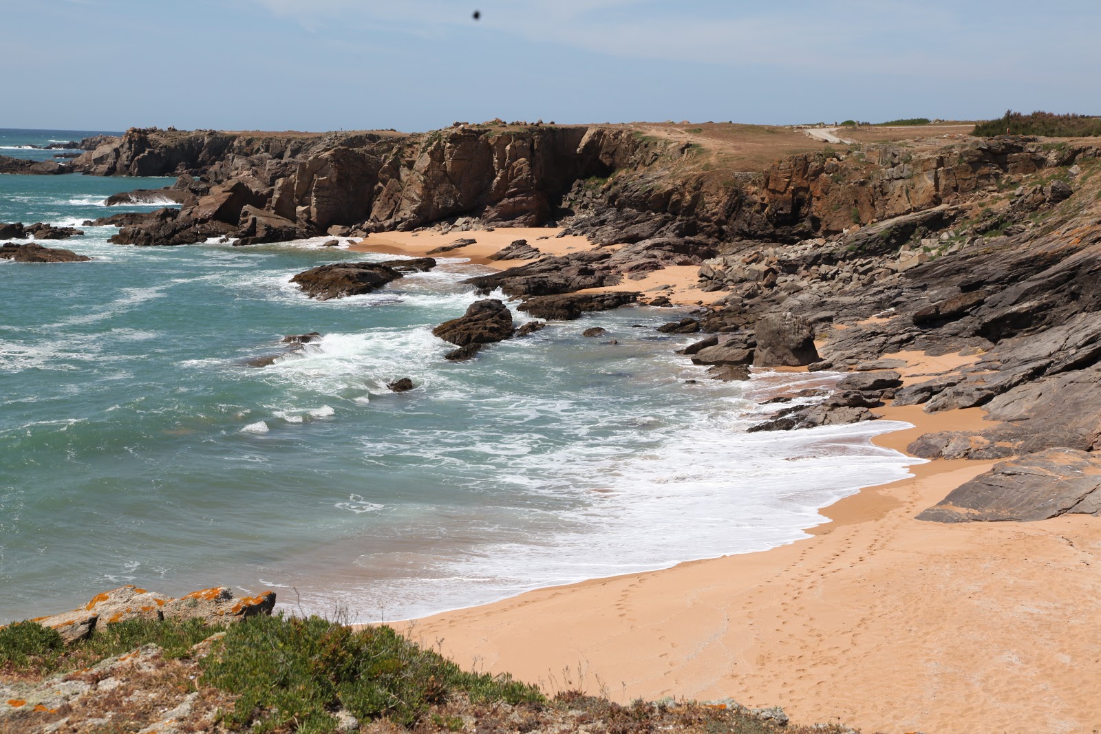 Foto di Plage des Sables Rouis con una superficie del sabbia beige