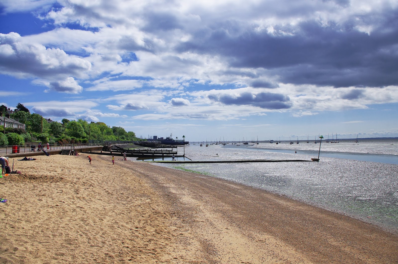 Foto von Bell Wharf beach mit beiger sand & kies Oberfläche