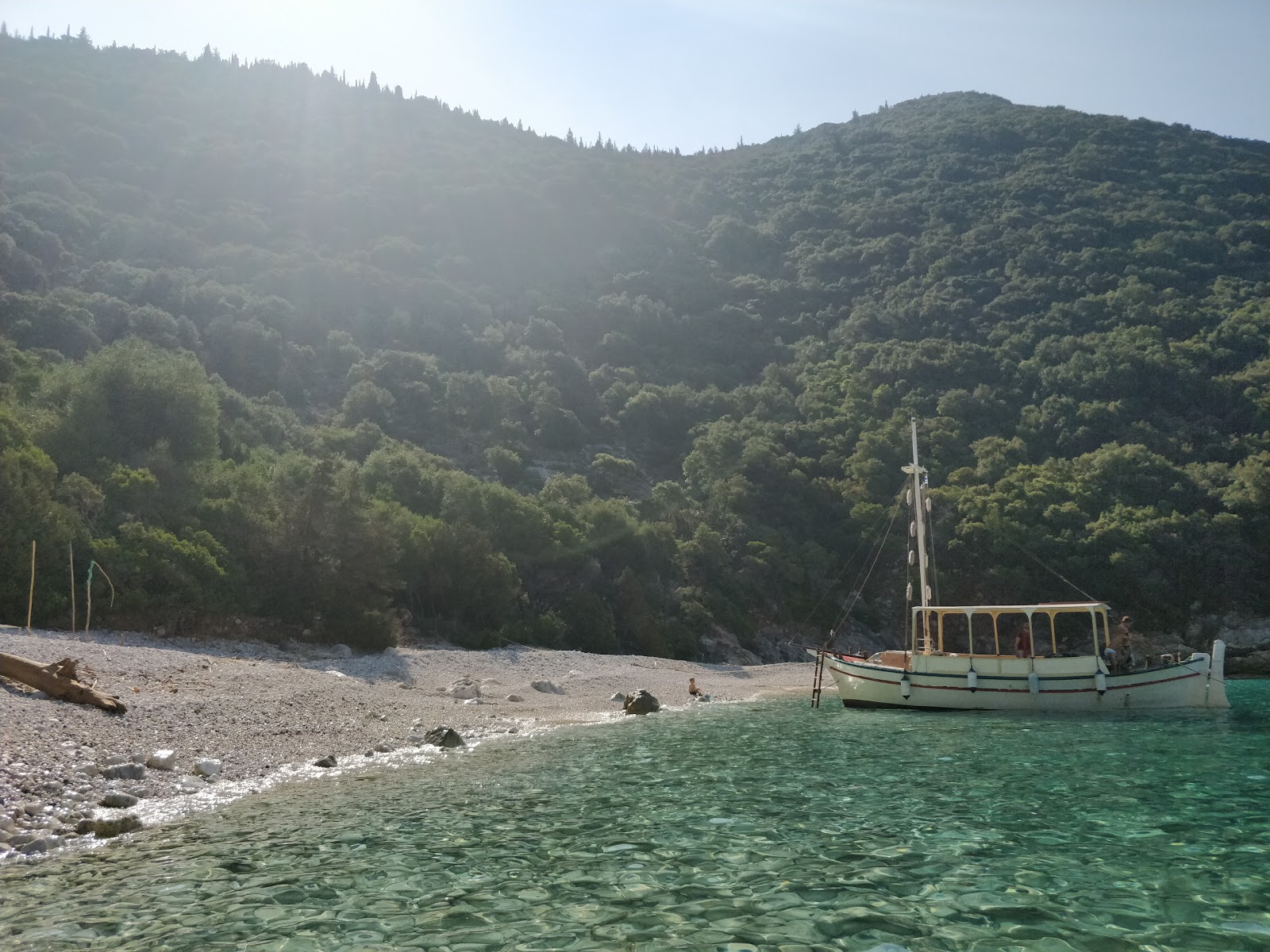 Ammoudi Plajı'in fotoğrafı dağlarla çevrili