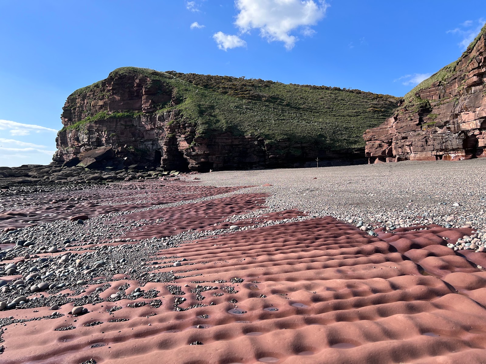 Fleswick Bay Beach'in fotoğrafı çok temiz temizlik seviyesi ile