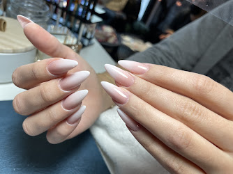 Pink & White Nails Darmstadt