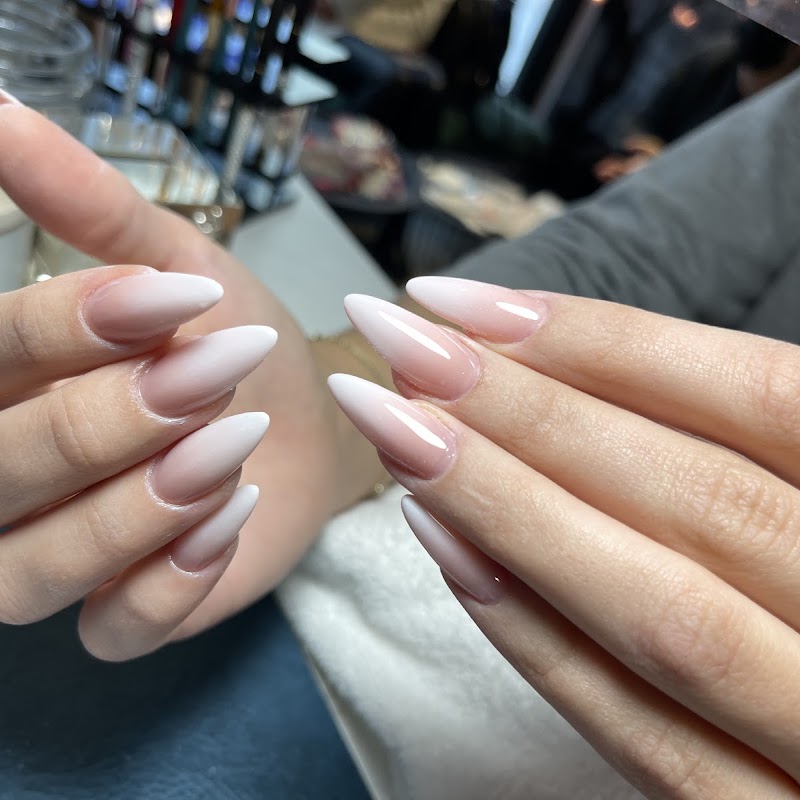 Pink & White Nails Darmstadt