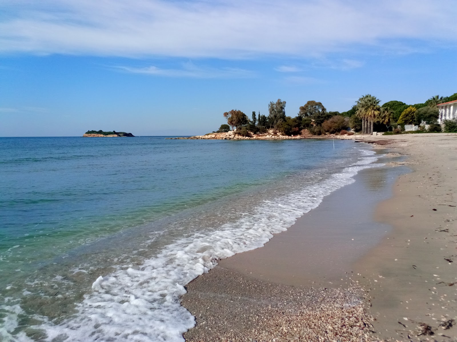 Φωτογραφία του Gulbahce beach με μπεζ άμμος επιφάνεια