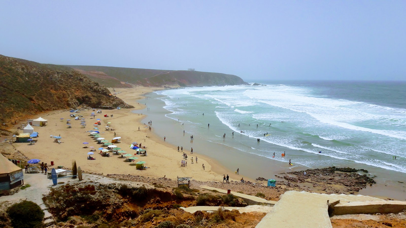 Foto di Plage Tamhrouchte con una superficie del sabbia beige fine