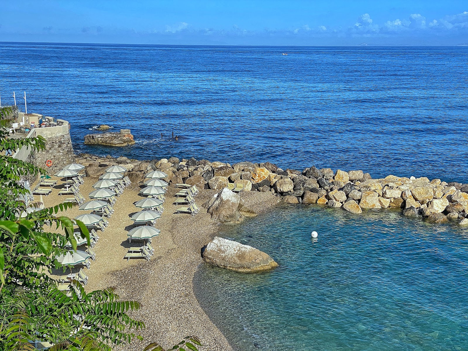 Fotografija Stone beach podprto z obalami