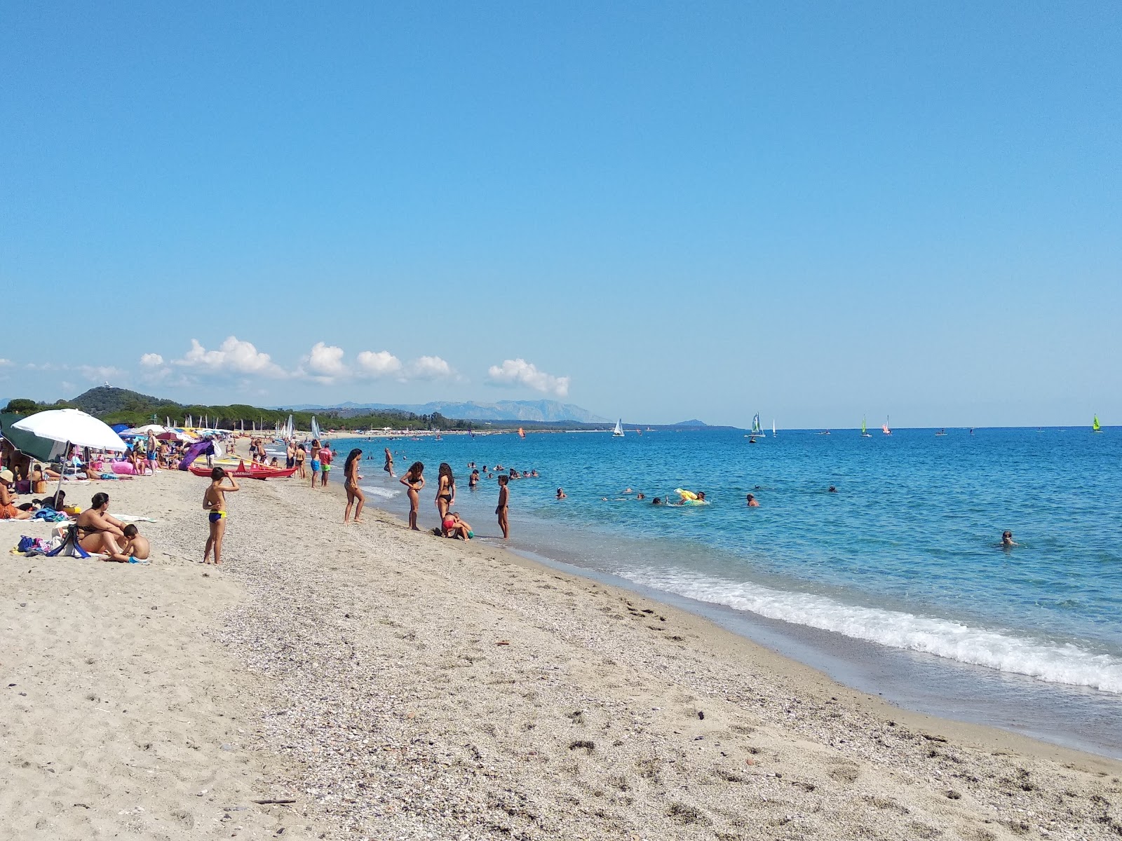 Spiaggia di Perd'e Pera
'in fotoğrafı geniş bir kıyı şeridi ile birlikte