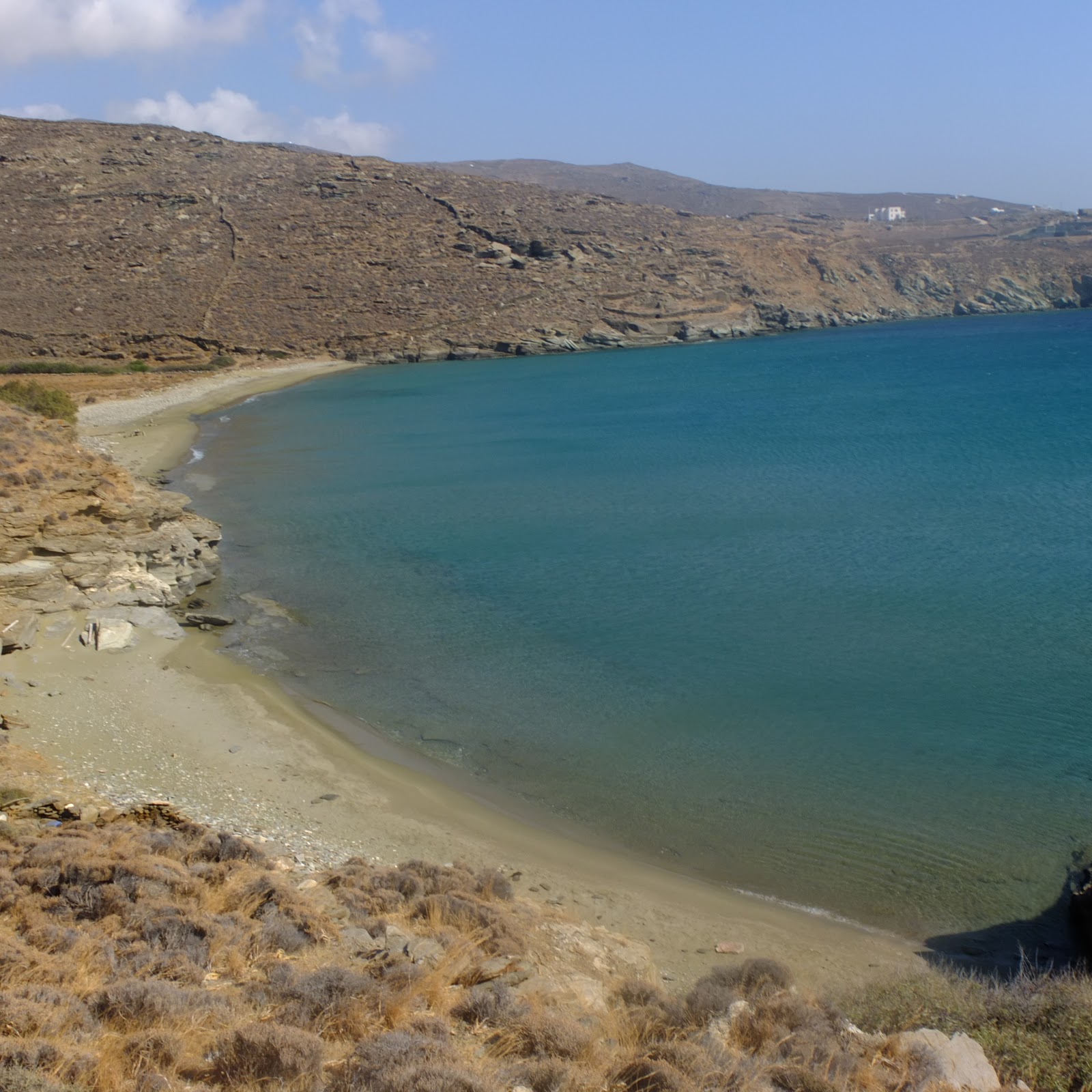 Foto di Paralia Kantani con una superficie del sabbia nera e ciottoli